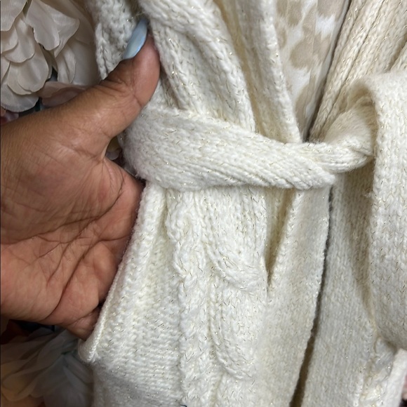 A006 Elegant Cream Sweater with Faux Fur Collar - Picture 4 of 5